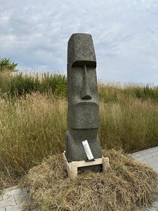 Moai Osterinsel Statue aus Stein gemeiselt. Direkt Import aus Indonesien. Massiver Stein mit Blumengravur. Perfekt für Garten Haus Hotel oder Restaurant.