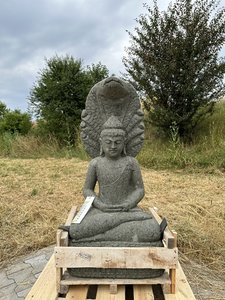 Buddha Skulptur im Schutz der Cobra, Meditation, Entspannung, Yoga, Ruhstorf an der Rott, Niederbayern. Gartenlandschaft, Landschaftsarchitektur, Mudra