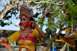 Balinesische Tänzerin beim Ritual