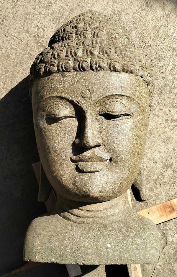 Traditioneller Buddha Kopf, massiv aus grünem Lavastein 80 cm