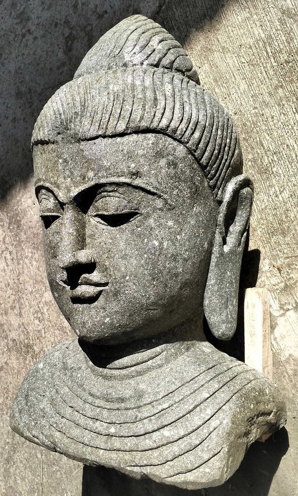 Stilvoller Buddha Kopf, massiv aus grünem Lavastein 80 cm