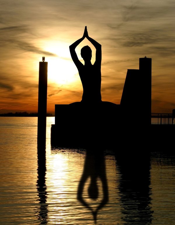 Meditation, Yoga, Entspannung für Körper und Geist. Skulpturen von LUKOYANG können Ihnen dabei helfen, Ihren inneren Frieden und Ihre Gelassenheit bei einer Meditation oder einem Gebet mit einer Malakette zu finden.